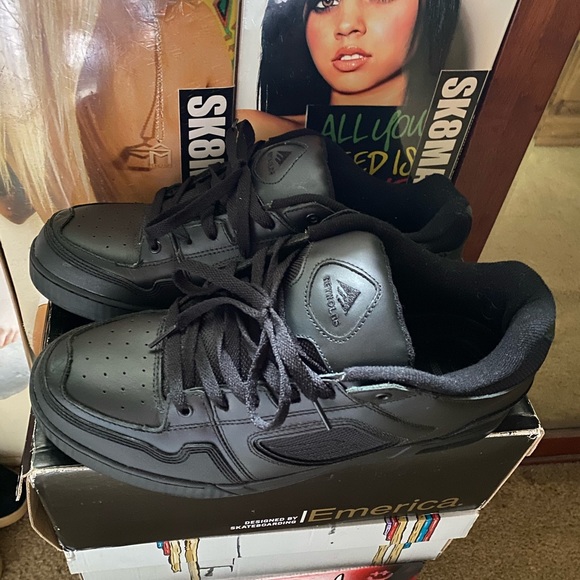 Andrew Reynolds the boss SOLD - Picture 3 of 4